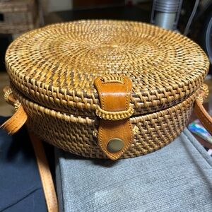 Round raffia purse